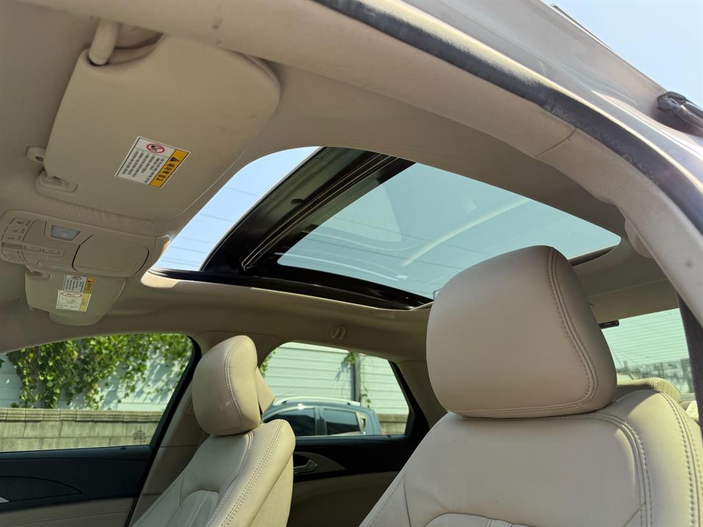 Lincoln MKZ — photo 16