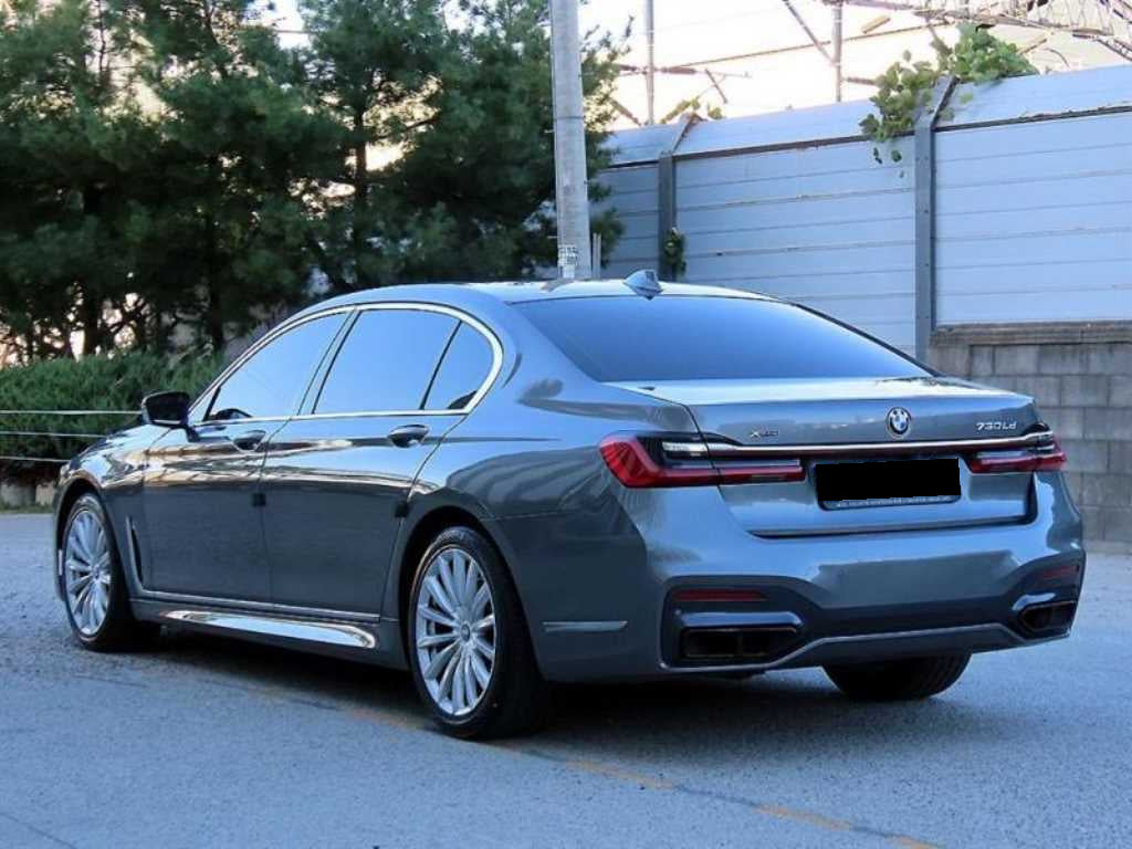 BMW 7-Series — photo 02