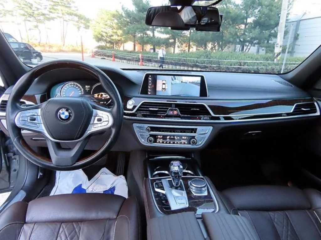 BMW 7-Series — photo 06
