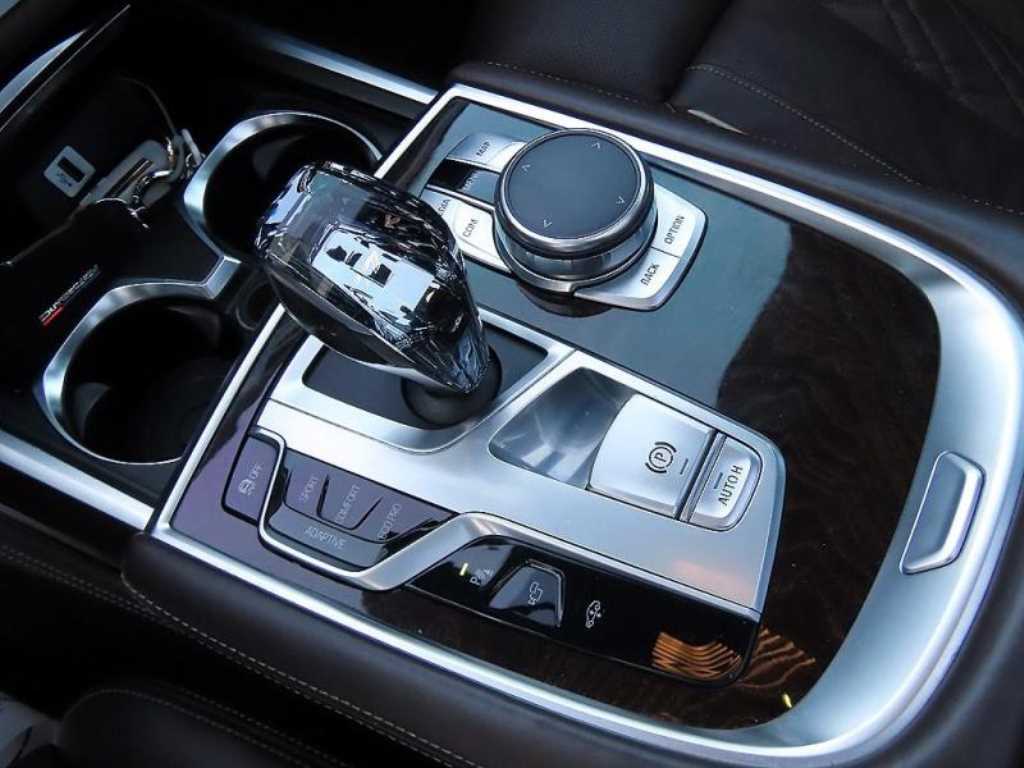BMW 7-Series — photo 10