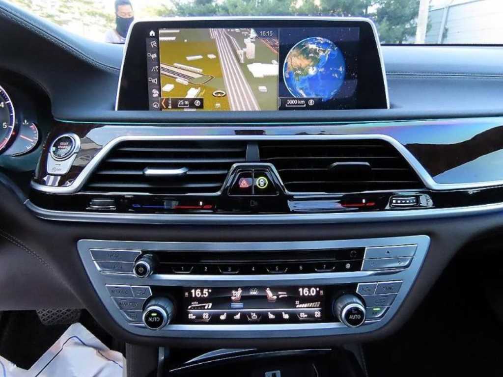 BMW 7-Series — photo 12