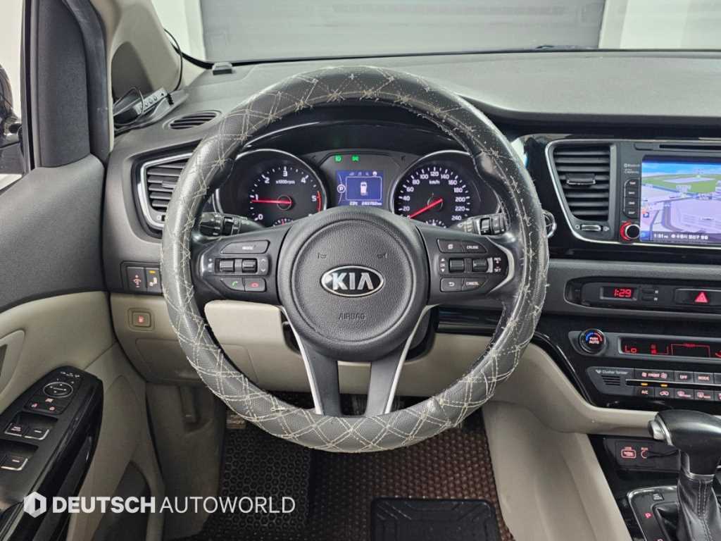 Kia Carnival — photo 13