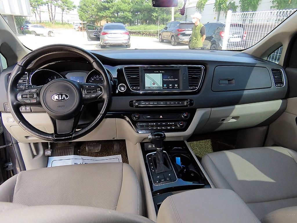 Kia Carnival — photo 08