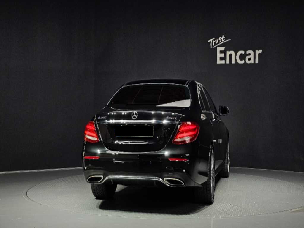 Mercedes-Benz E-Class — photo 04