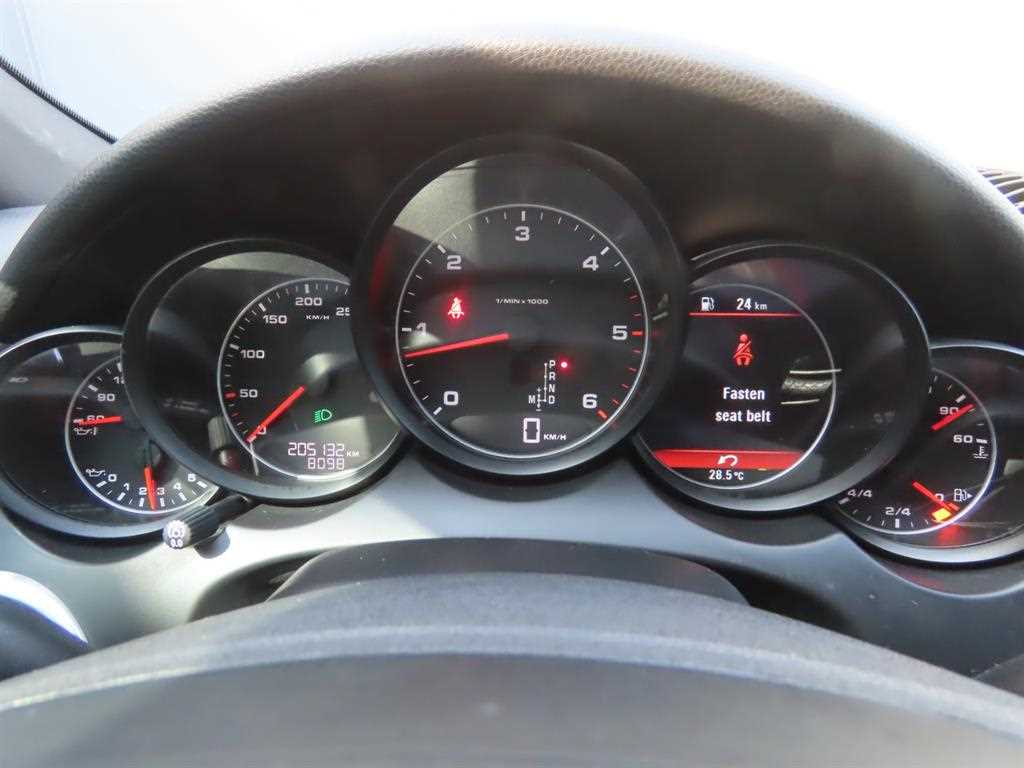 Porsche Cayenne — photo 10