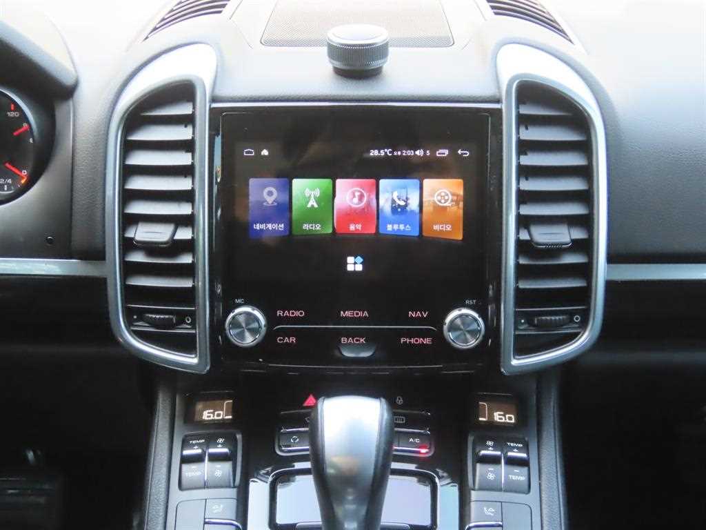 Porsche Cayenne — photo 12