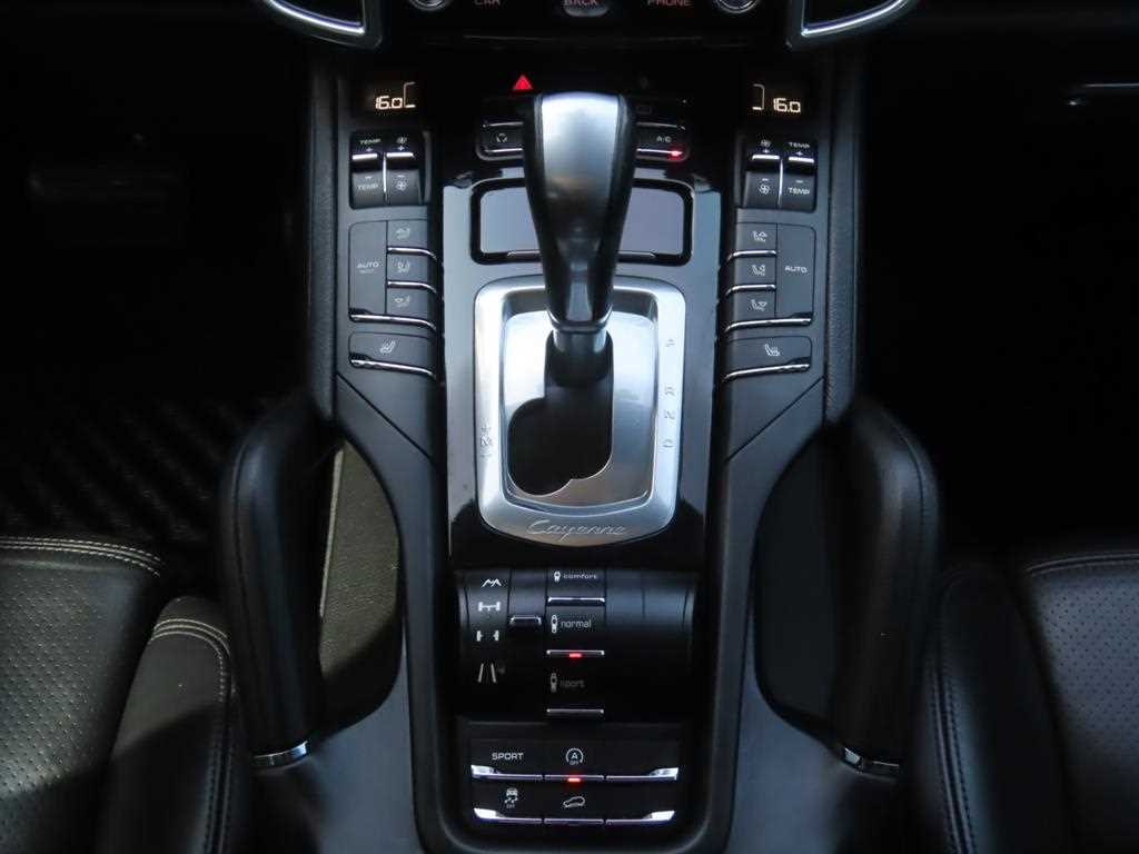 Porsche Cayenne — photo 13