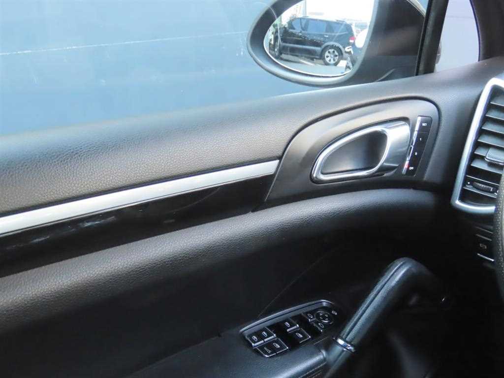 Porsche Cayenne — photo 14
