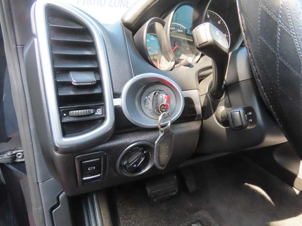 Porsche Cayenne — photo 15
