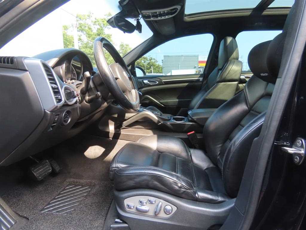 Porsche Cayenne — photo 16