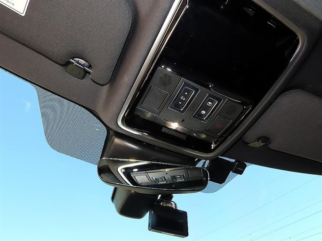 Land Rover Range Rover Velar — photo 14