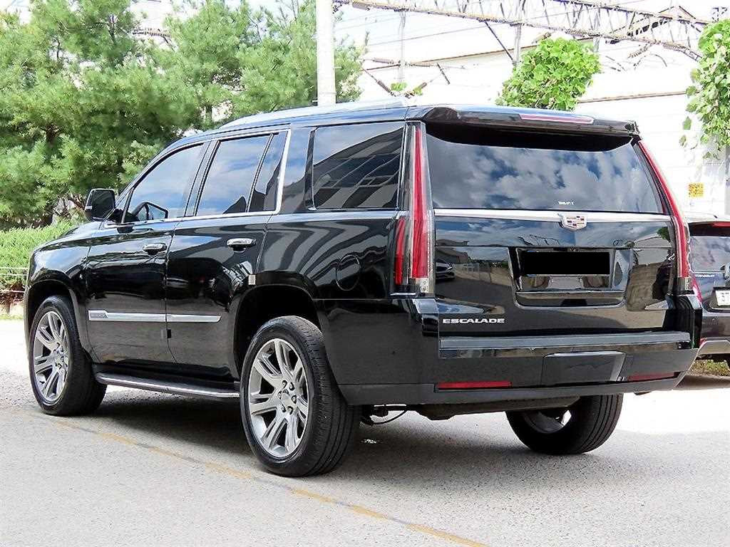 Cadillac Escalade — photo 03