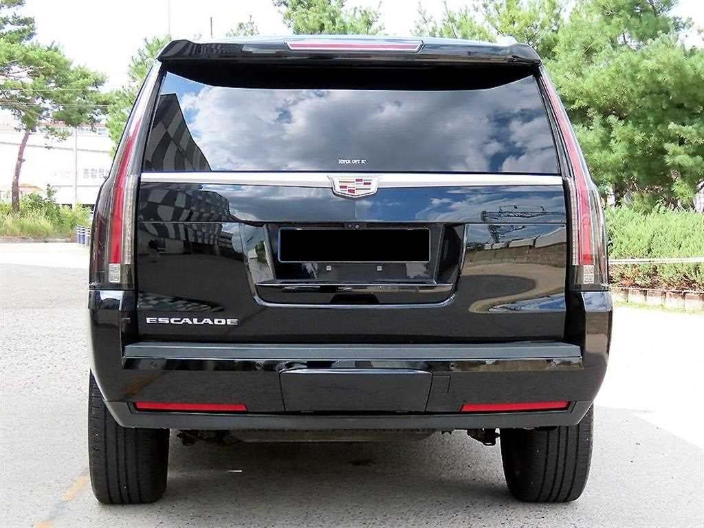 Cadillac Escalade — photo 04