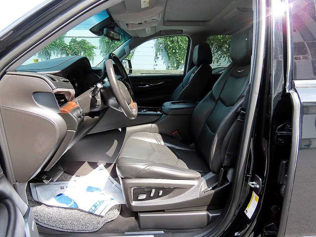 Cadillac Escalade — photo 05