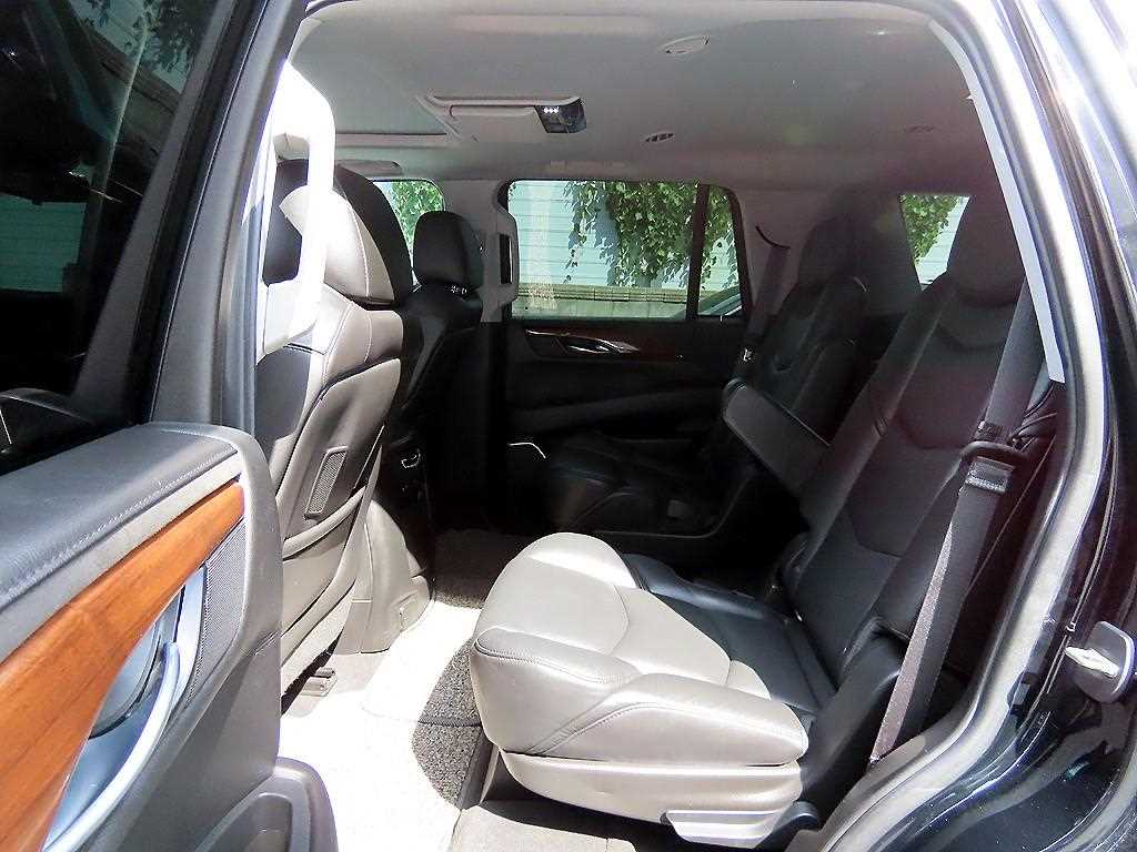 Cadillac Escalade — photo 06