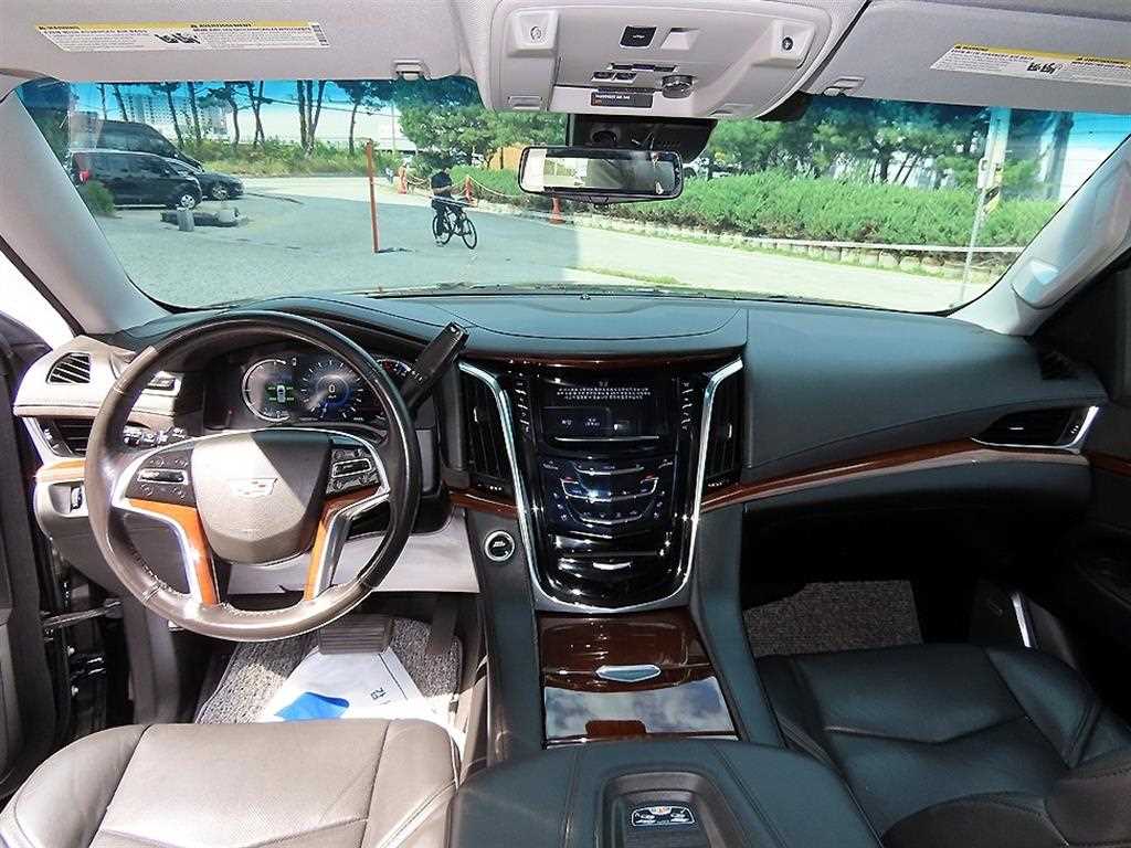 Cadillac Escalade — photo 07