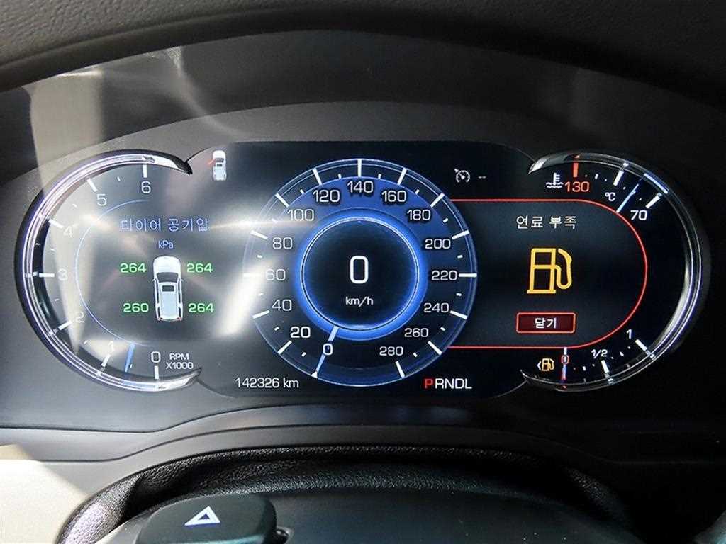 Cadillac Escalade — photo 09