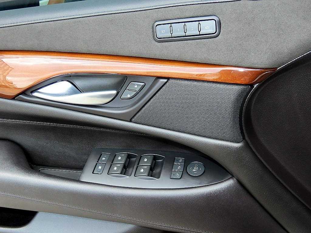 Cadillac Escalade — photo 12