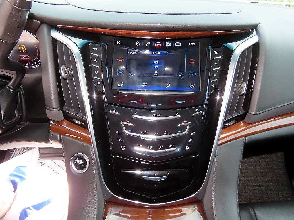 Cadillac Escalade — photo 13