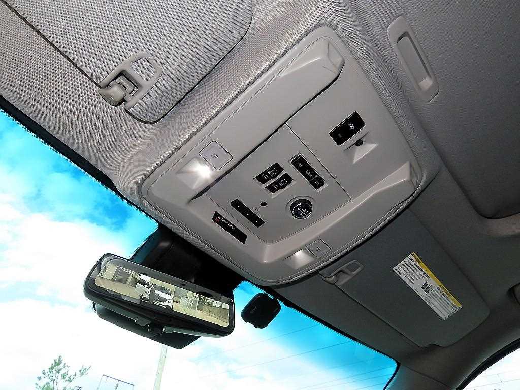 Cadillac Escalade — photo 14