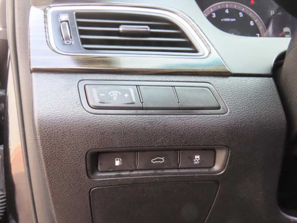 Hyundai Sonata — photo 14