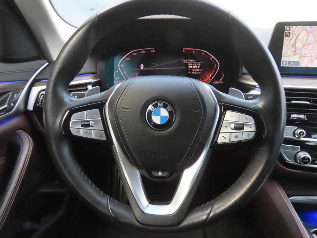 BMW 5-Series — photo 10