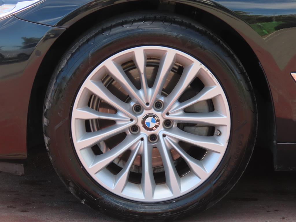 BMW 5-Series — photo 20