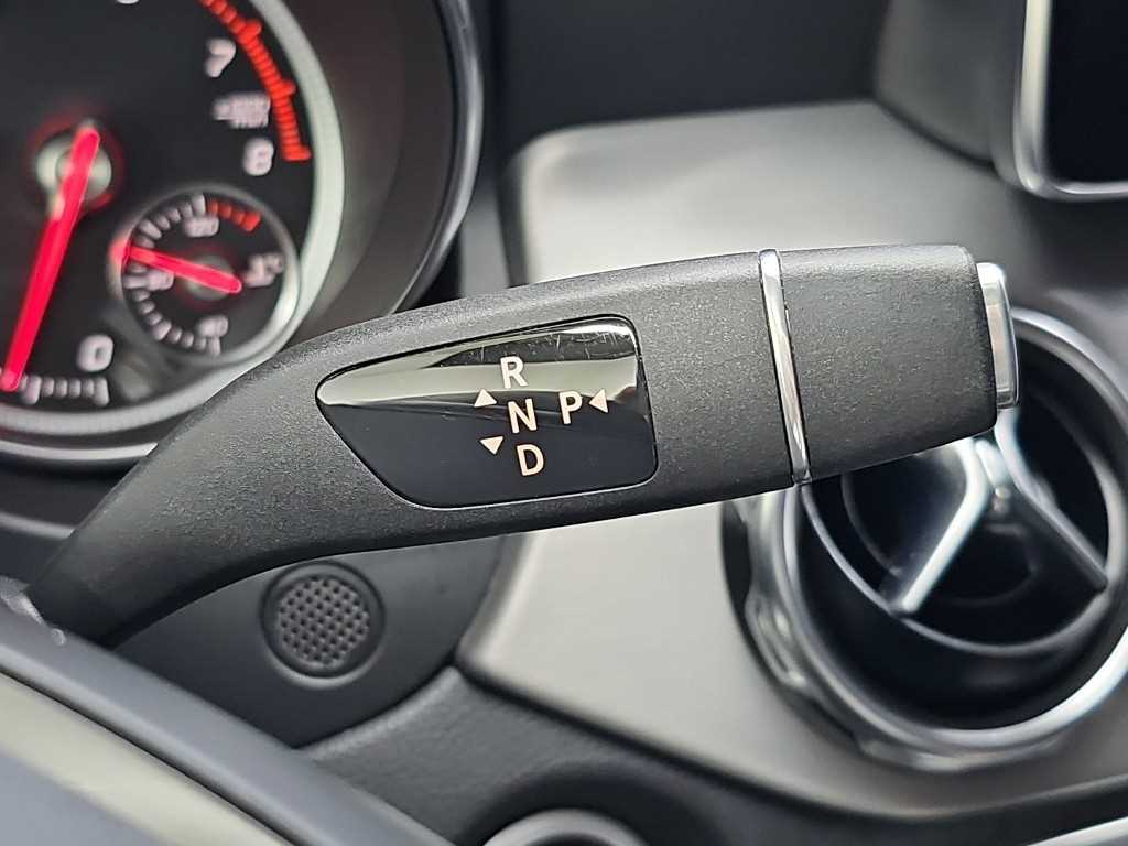 Mercedes-Benz GLA-Class — photo 08