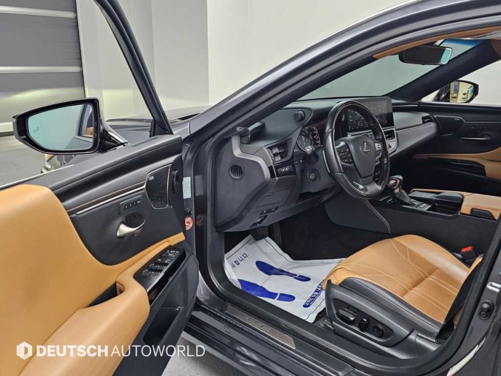 Lexus ES — photo 11