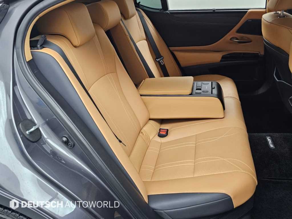 Lexus ES — photo 12