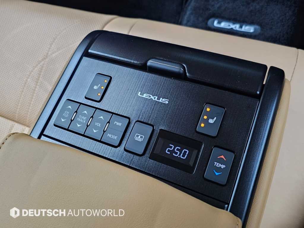 Lexus ES — photo 16