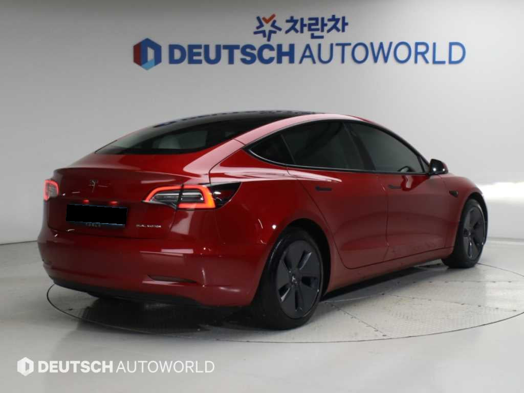 Tesla Model 3 — photo 02