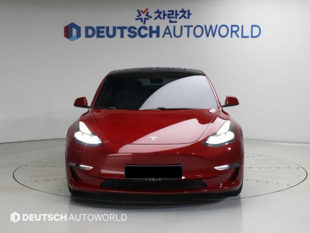 Tesla Model 3 — photo 03