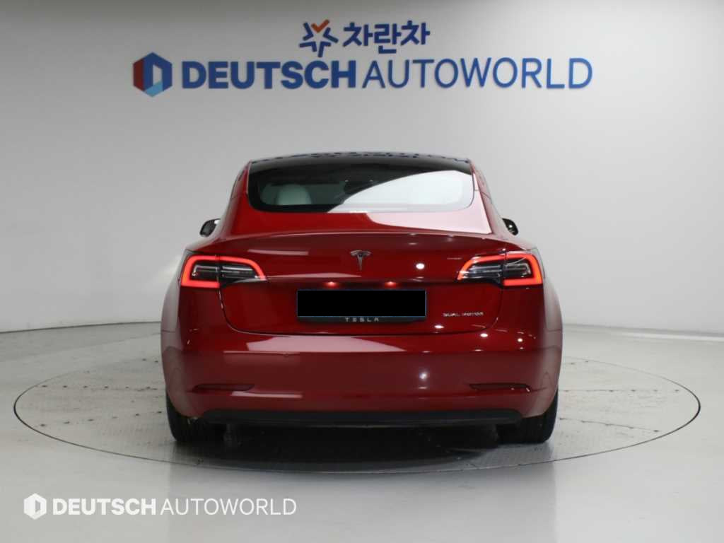 Tesla Model 3 — photo 04