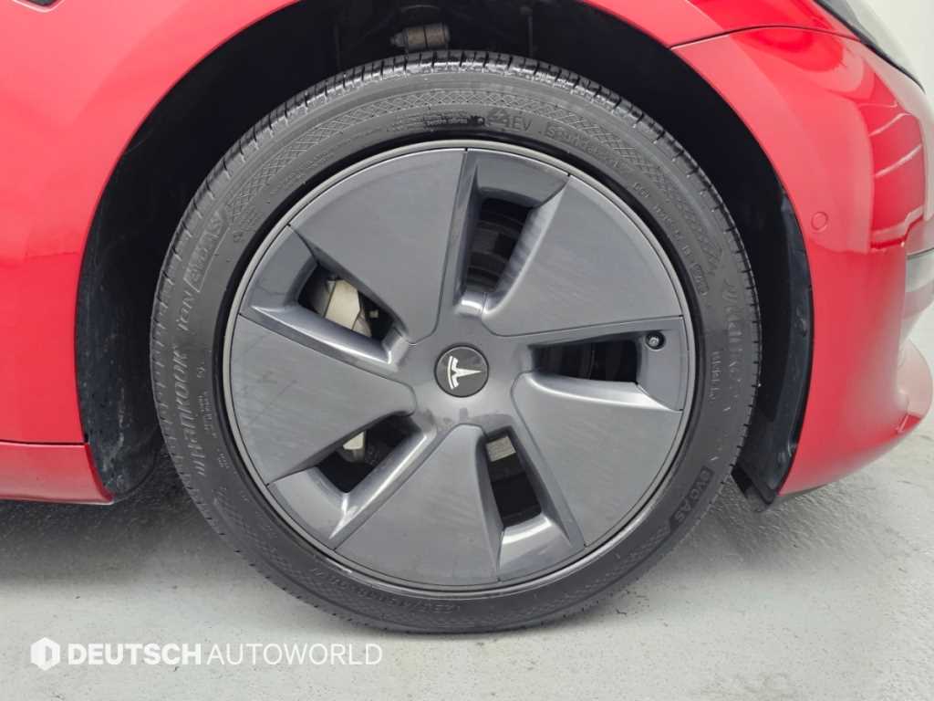 Tesla Model 3 — photo 05