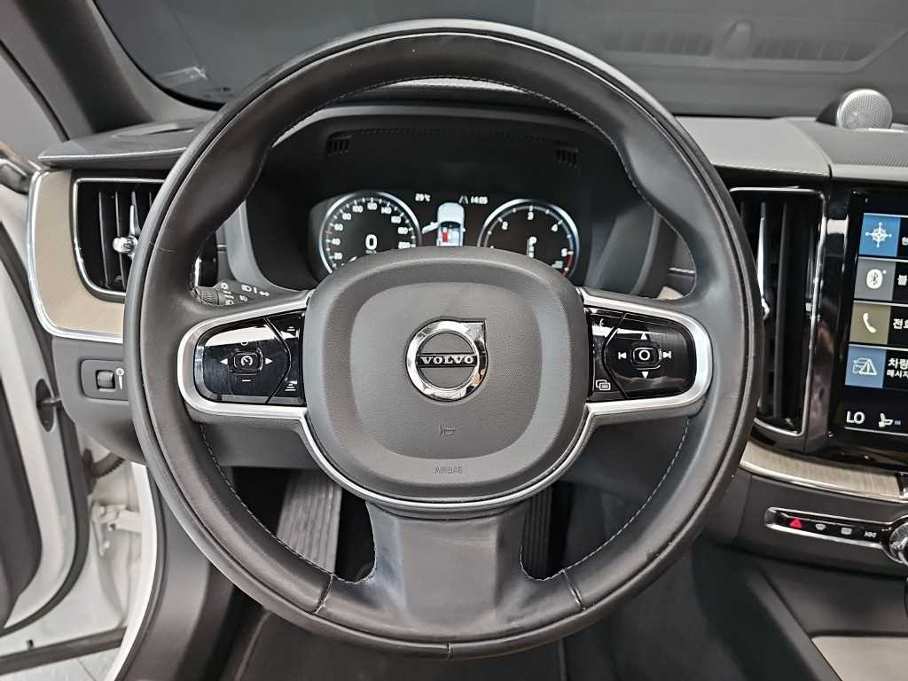 Volvo XC60 — photo 09