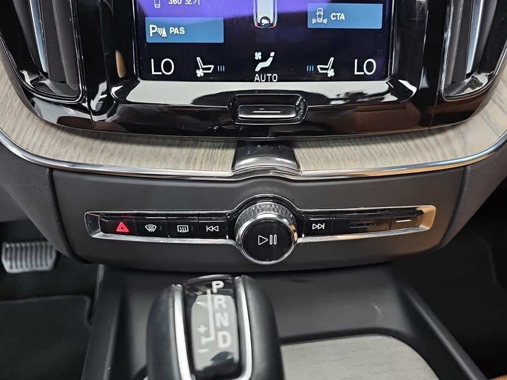 Volvo XC60 — photo 10