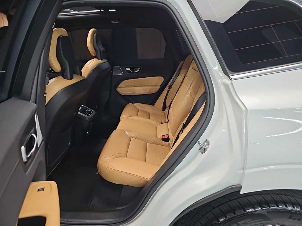 Volvo XC60 — photo 12
