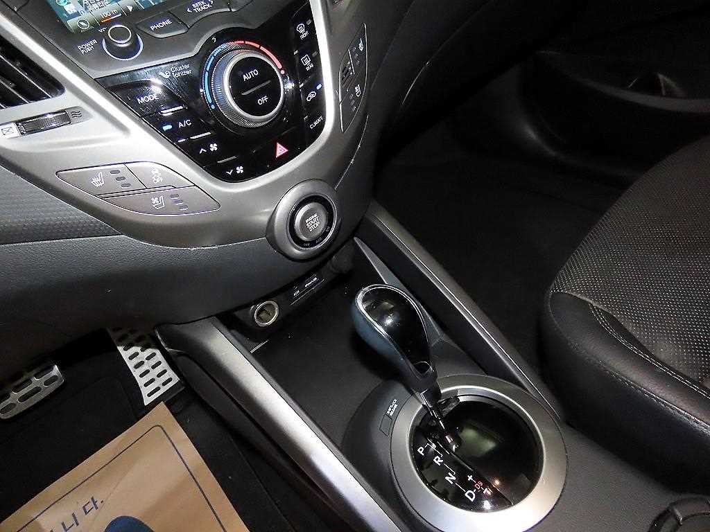 Hyundai Veloster — photo 12