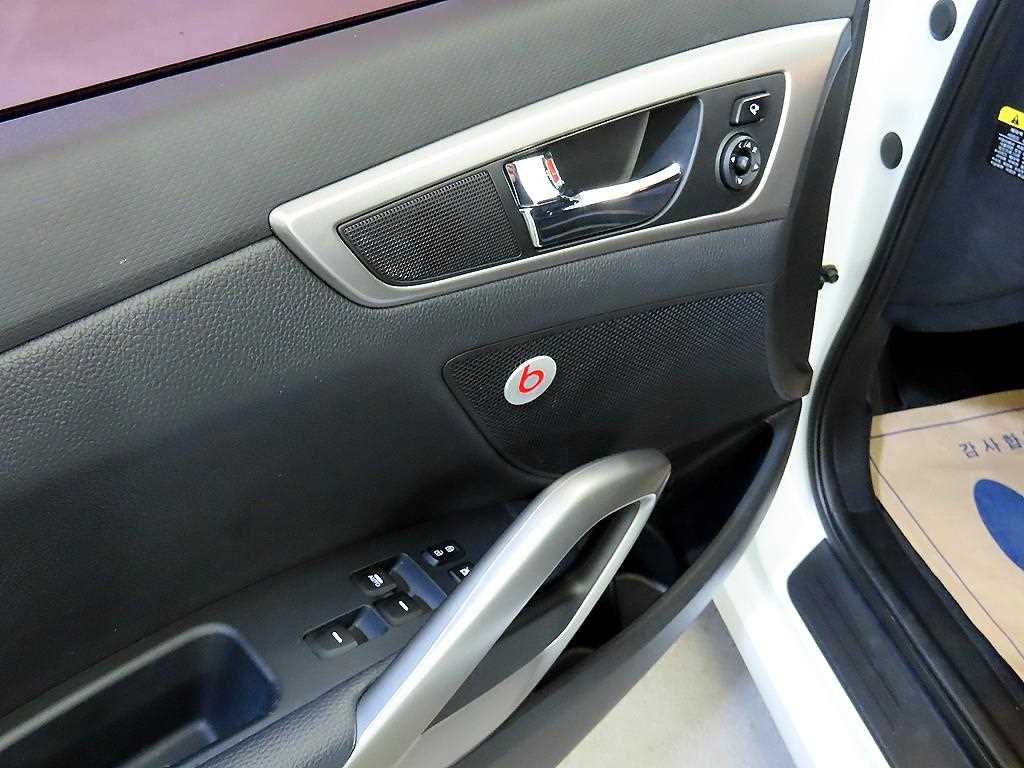 Hyundai Veloster — photo 13