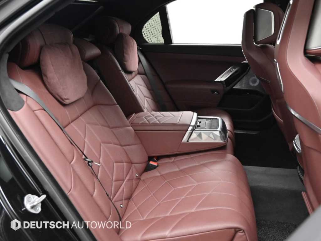 BMW i7 — photo 12