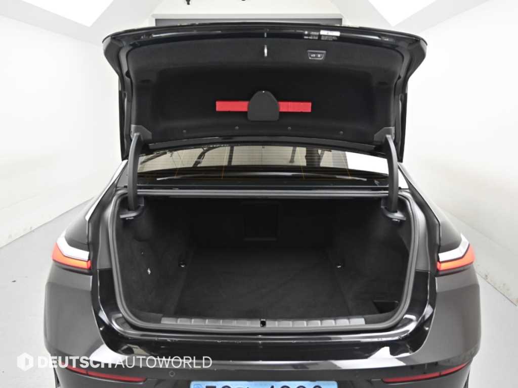 BMW i7 — photo 19