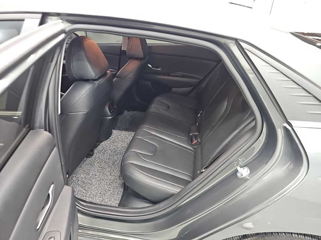 Hyundai Avante — photo 12