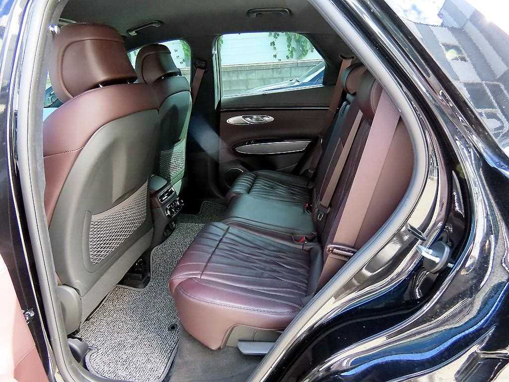 Genesis GV70 — photo 06