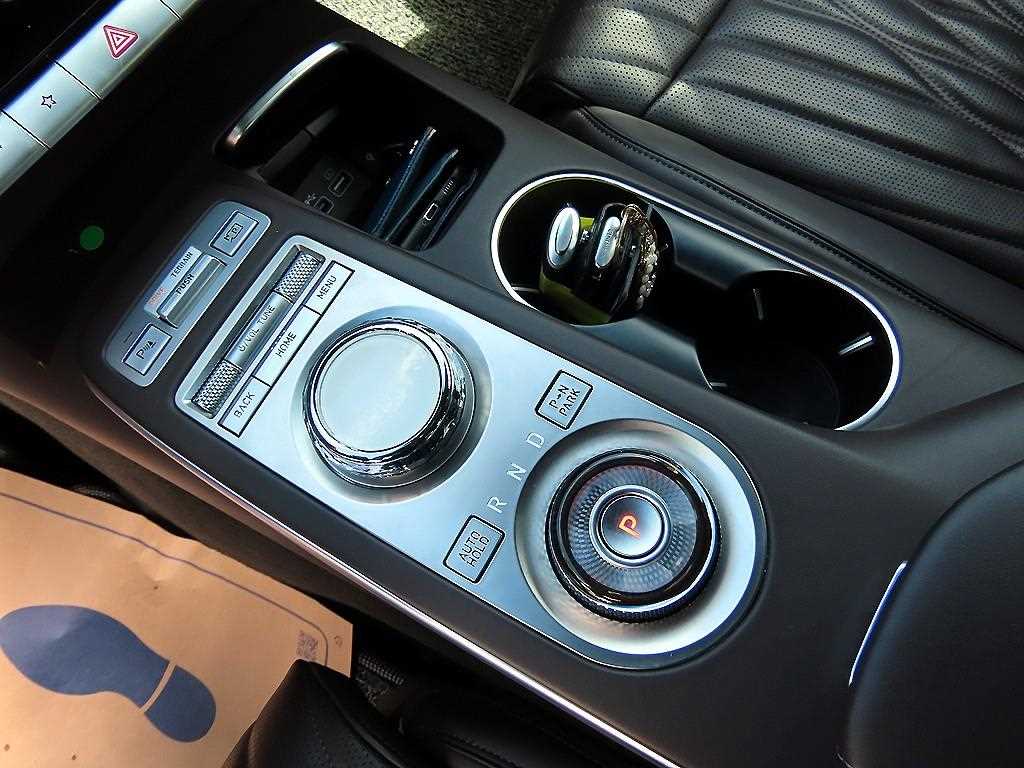 Genesis GV70 — photo 11