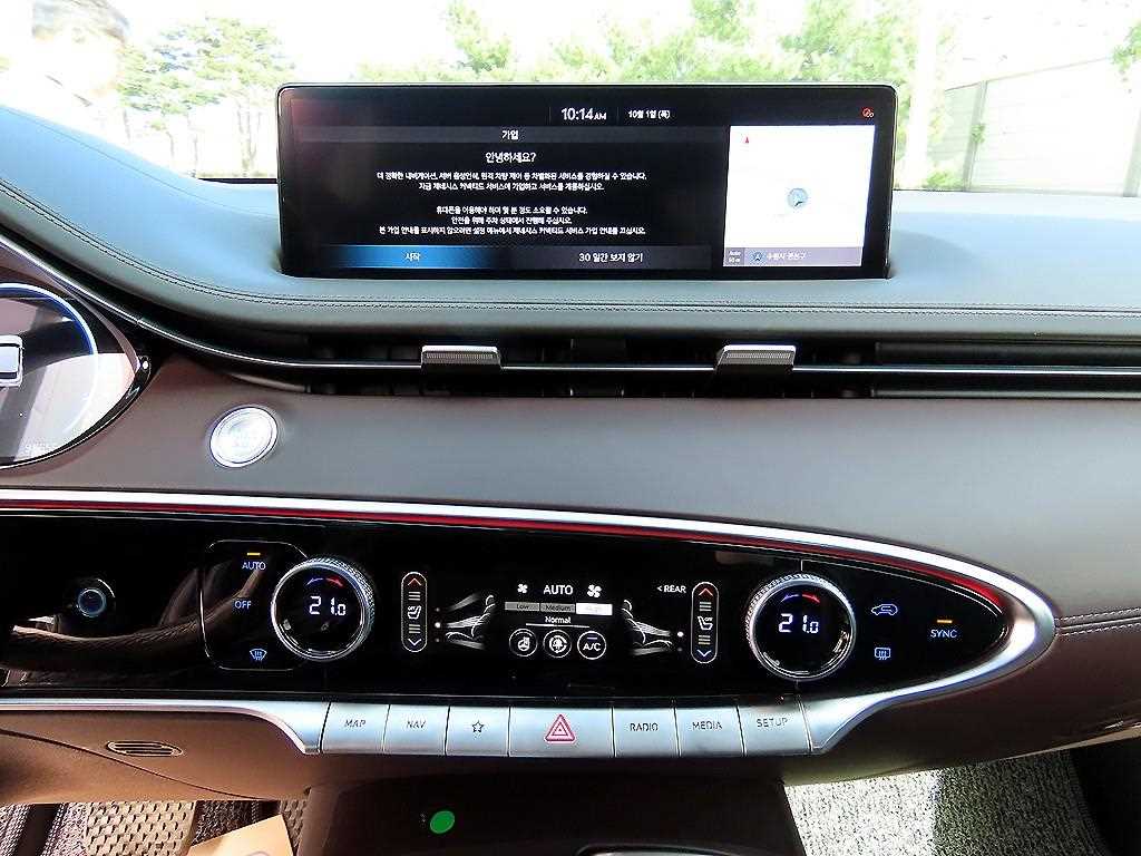 Genesis GV70 — photo 13