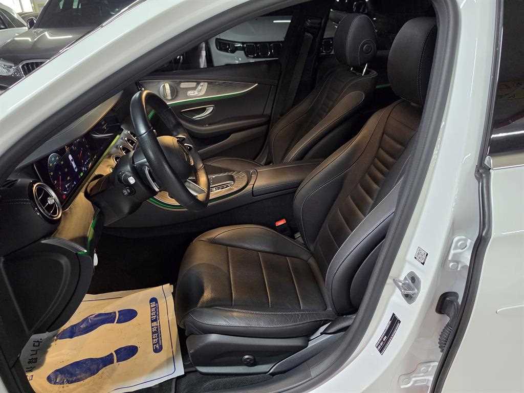 Mercedes-Benz E-Class — photo 07