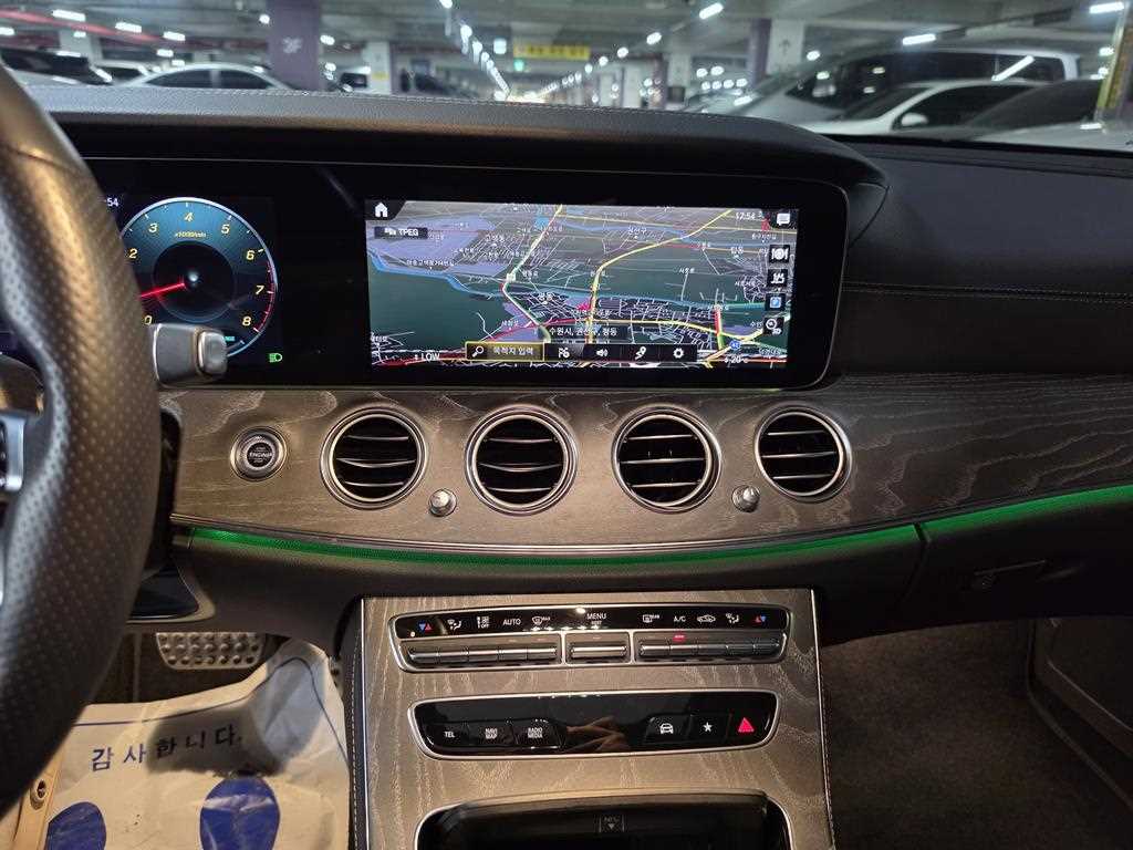 Mercedes-Benz E-Class — photo 10