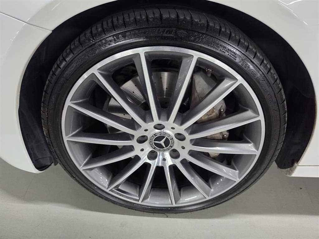 Mercedes-Benz E-Class — photo 19