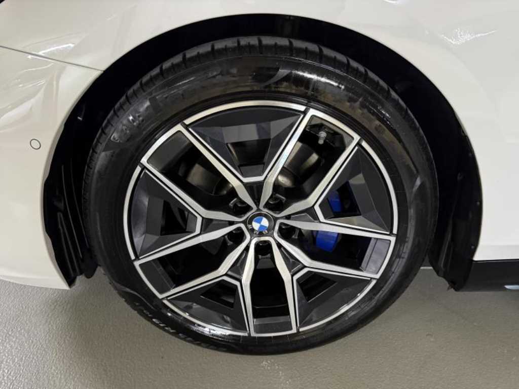 BMW 5-Series — photo 19